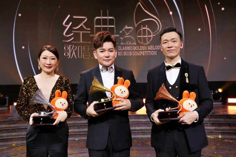 《Astro经典名曲歌唱大赛2022》三甲出炉,冠军宇翔(中)、亚军黄碧莲(左)、季军谭祖健(右) 1