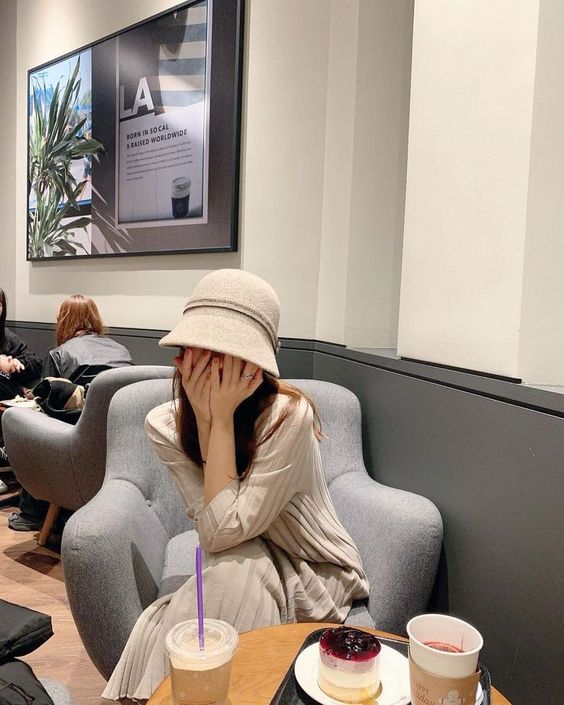 女生在咖啡馆