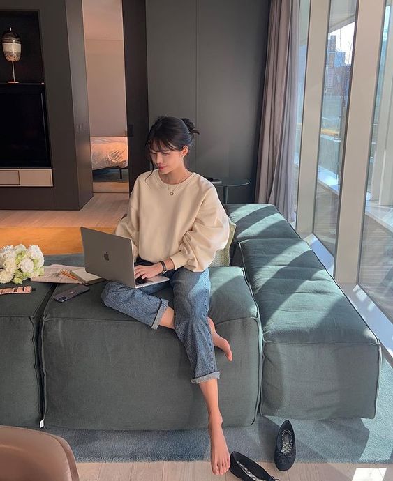女生在客厅工作