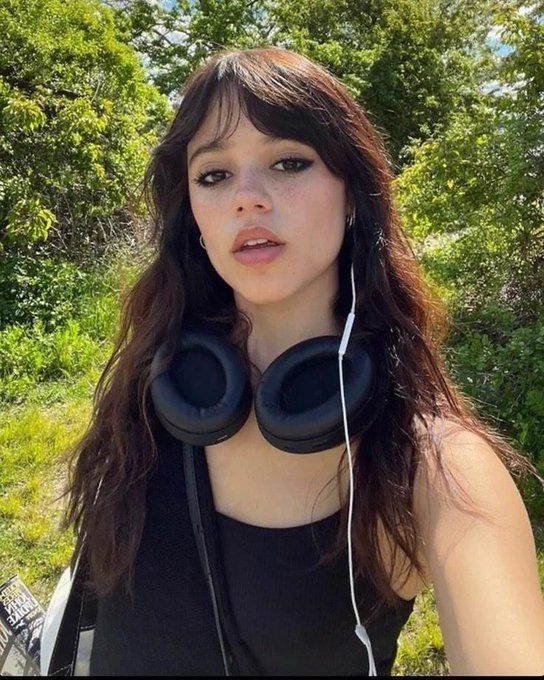 Jenna Ortega出门必须涂防晒