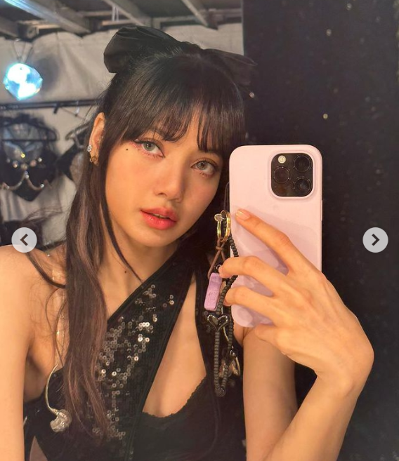 Lisa iPhone selfie