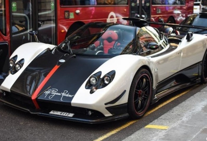 Pagani 也被称为「风神」，梅西拥有的是中置后驱设计的超级跑车Zonda。