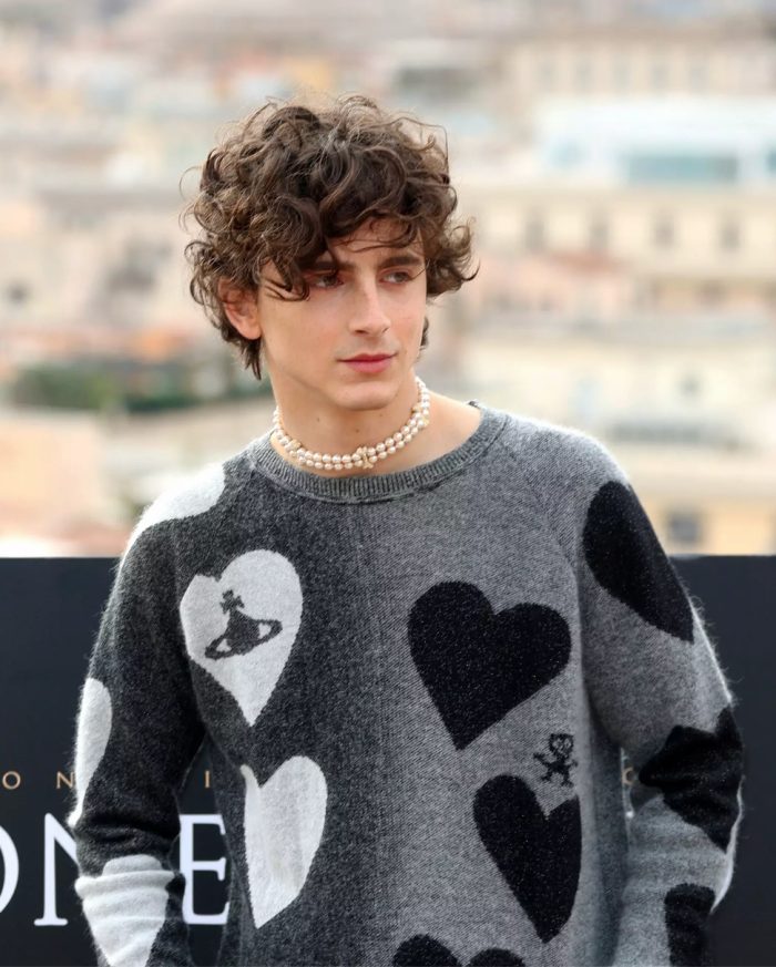 Timothee Chalamet佩戴珍珠choker很帅气