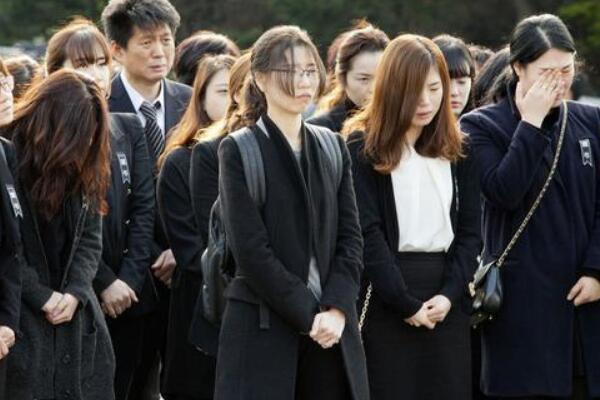 黑色衣服出席葬礼