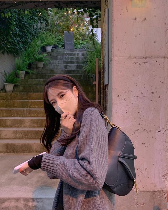 女生户外戴口罩