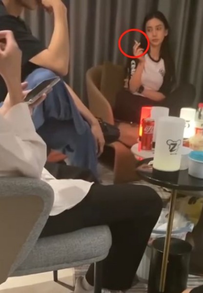 Angelababy抽烟