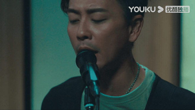 黄宗泽在《法证先锋5》唱歌