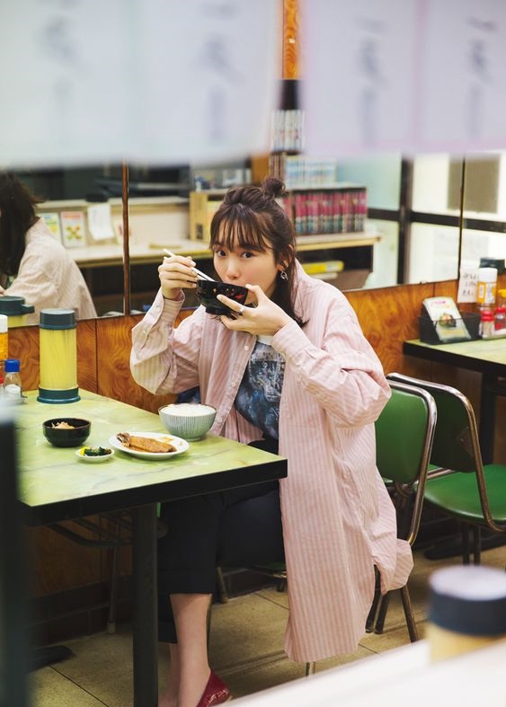 女生在吃午餐