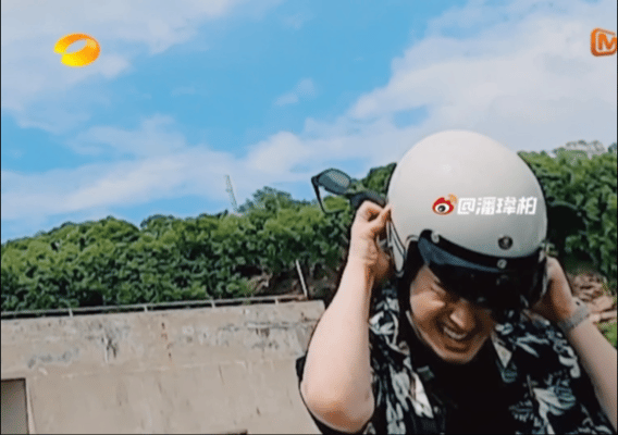 潘玮柏被头盔卡住