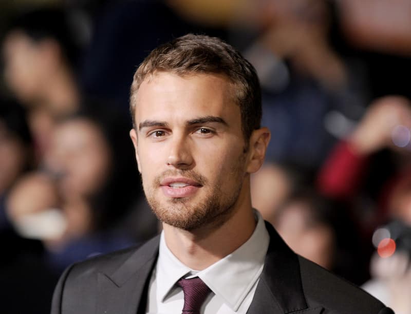 Theo James露鸟