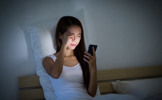 晚上看手机眼睛不适