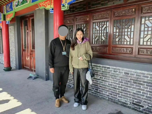 Angelababy现身寺庙