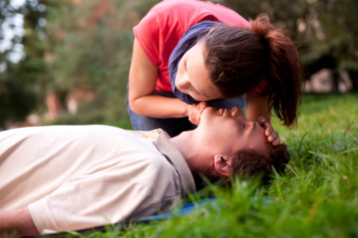 没意识、没呼吸、没脉搏才能进行CPR