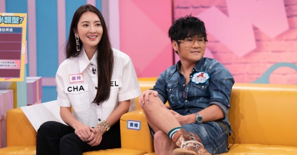 曹格和女子亲密合照