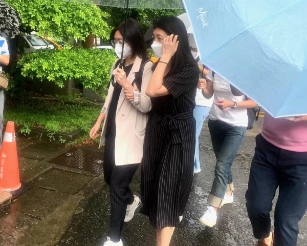 黄嘉千胜诉