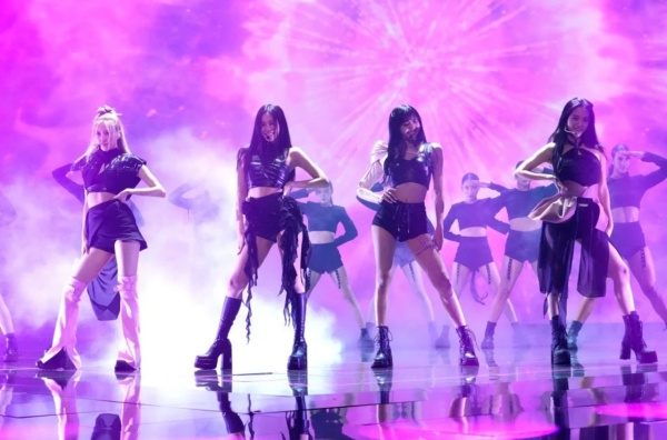 Jennie耳机漏电痛到尖叫