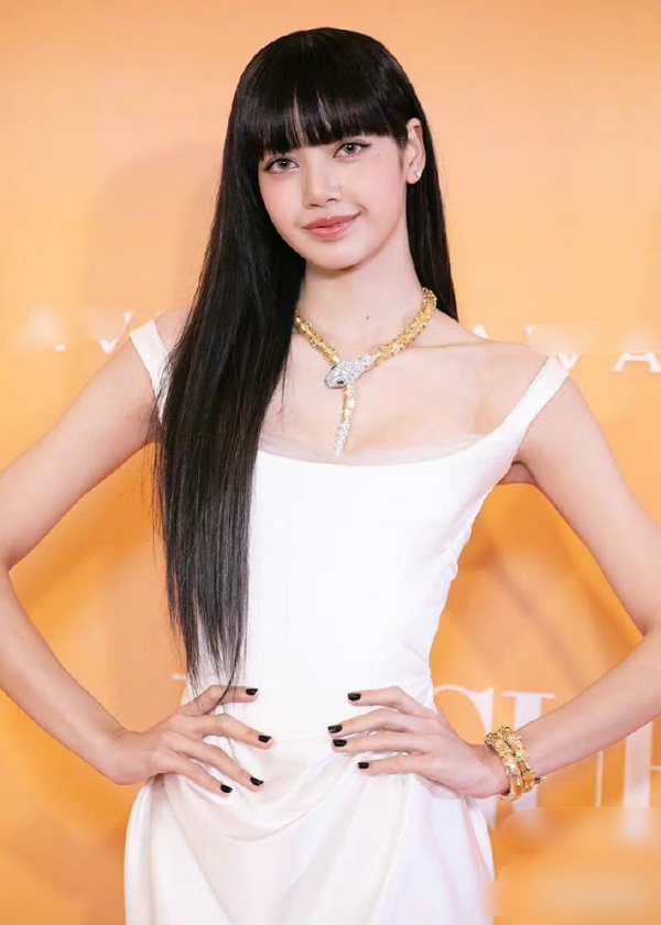 LISA赵露思撞衫