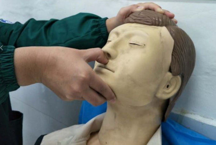 心脏骤停无法用按人中唤醒患者