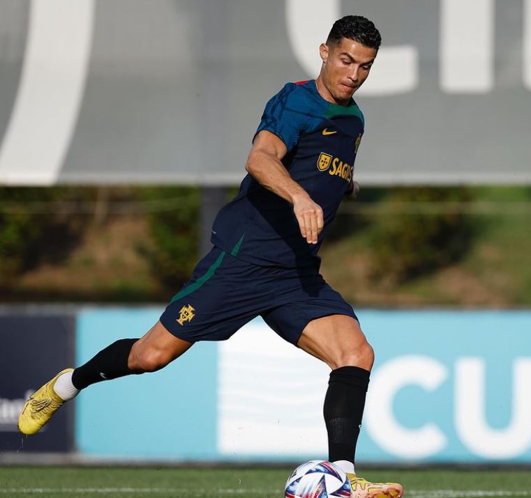 Cristiano Ronaldo在球场