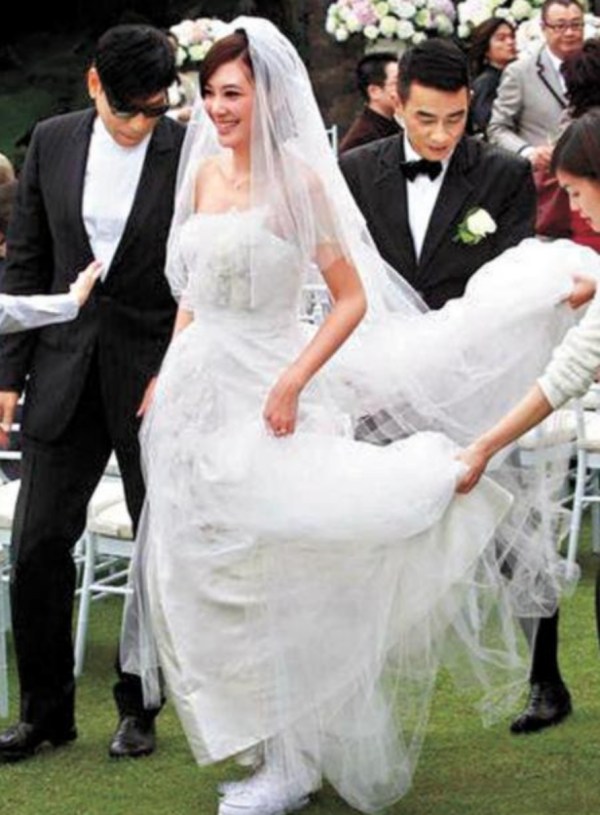 陈小春应采儿婚礼穿休闲鞋