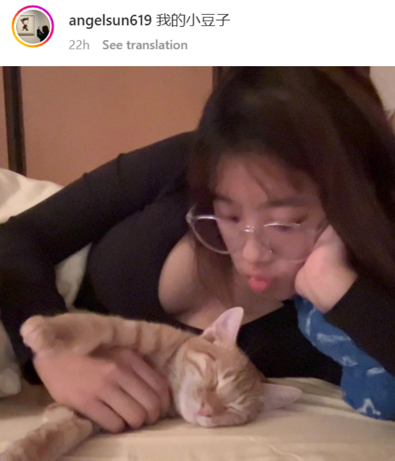 贾静雯17岁女儿贴床照