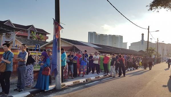 烈日下排队投票