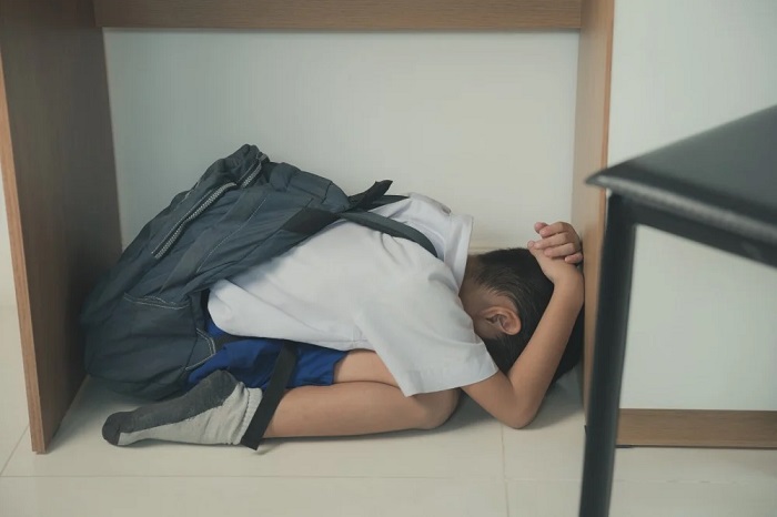 被推到将身体卷成球状