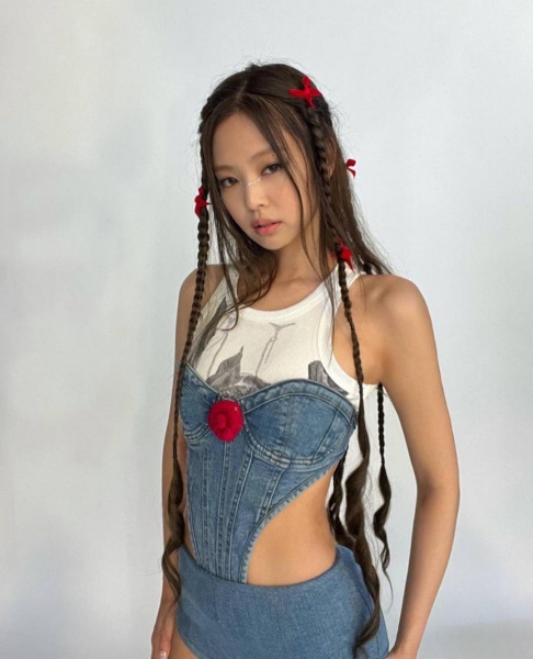 BLACKPINK Jennie强忍泪水