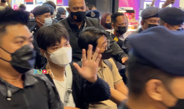 李敏镐跟粉丝们挥手