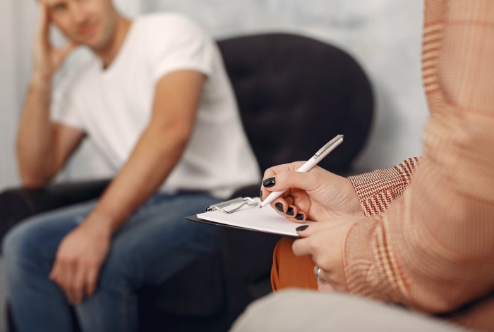 心理治疗师会进行各方面评估