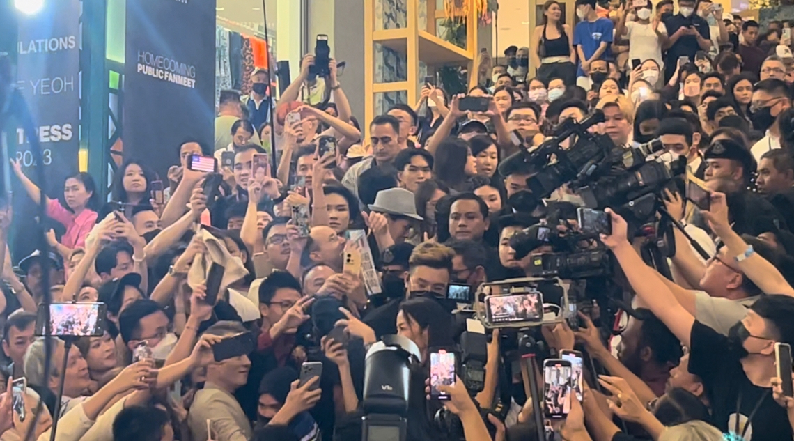 杨紫琼把奥斯卡奖座拿给妈妈保管