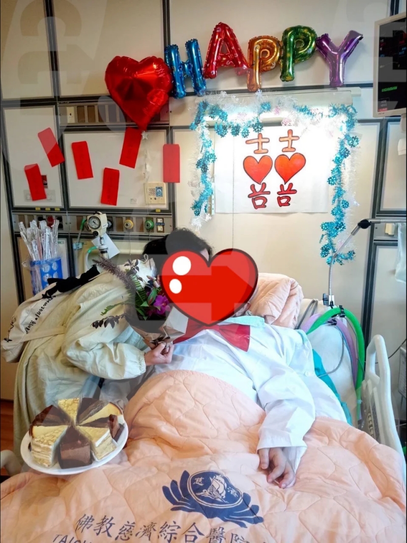 李坤城、林靖恩病房内完婚