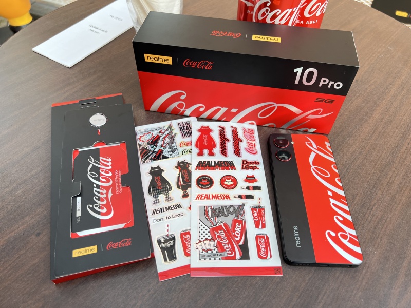 realme 10 Pro 5G Coca Cola Edition Box