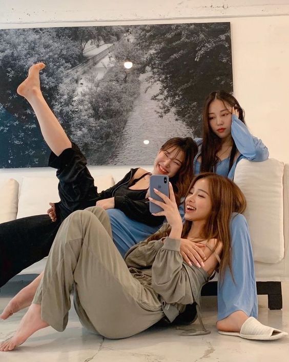 女生在一起