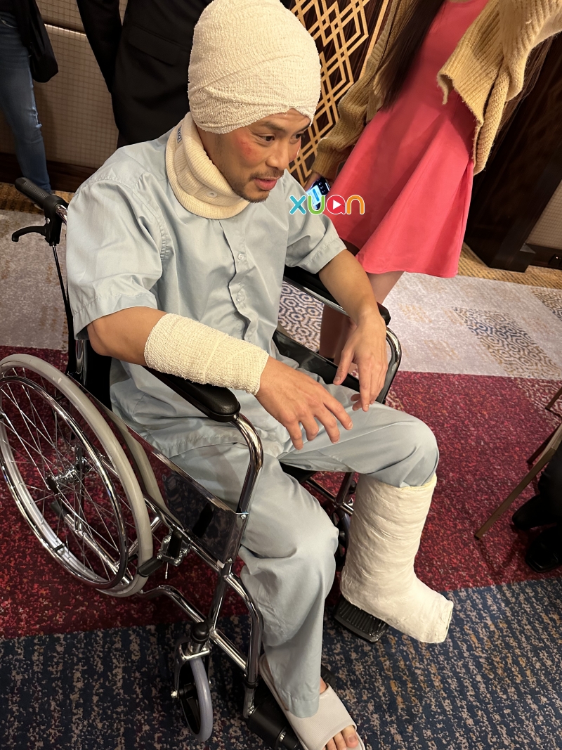 黄明志被包扎