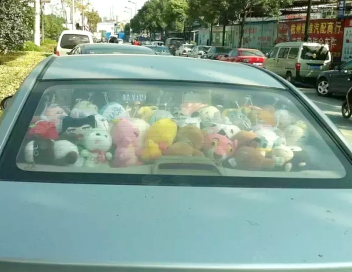 车内后窗放太多玩具局限了驾驶者的视野
