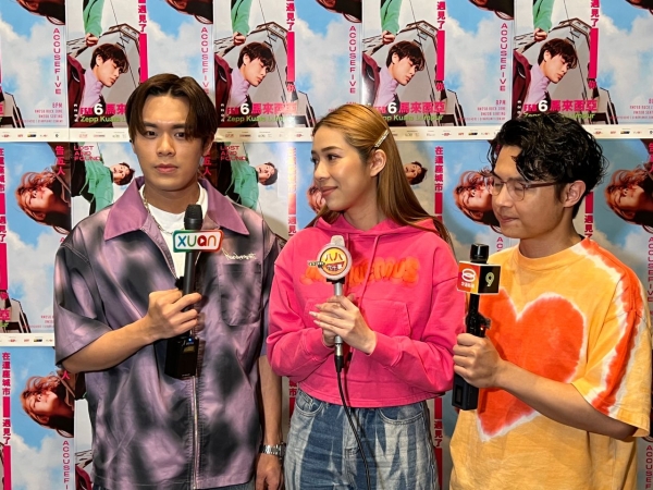 告五人大马演唱会变大型KTV现场