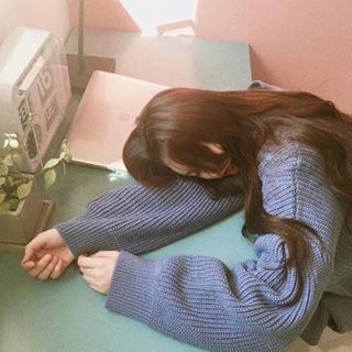 女生在桌上睡