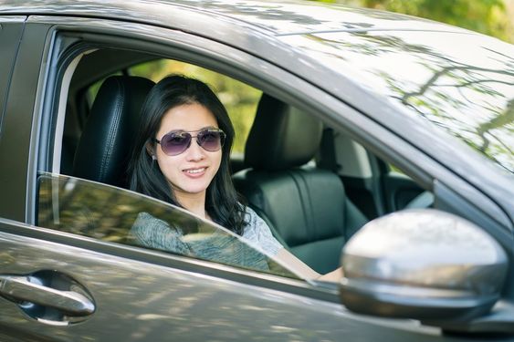 女性开车