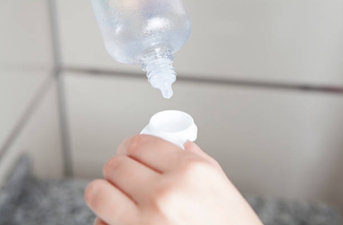 过期的隐形眼镜护理液可以用来擦玻璃、眼镜