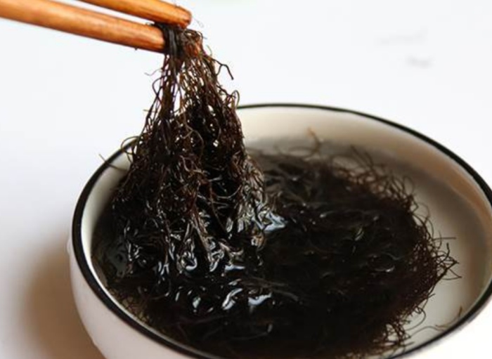 发菜是生长在干旱沙漠里的陆生藻类