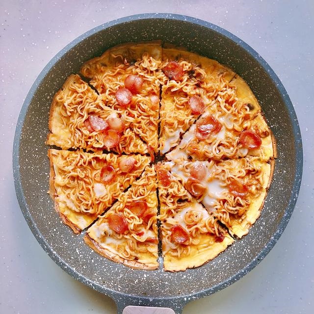 Instant Mee Pizza