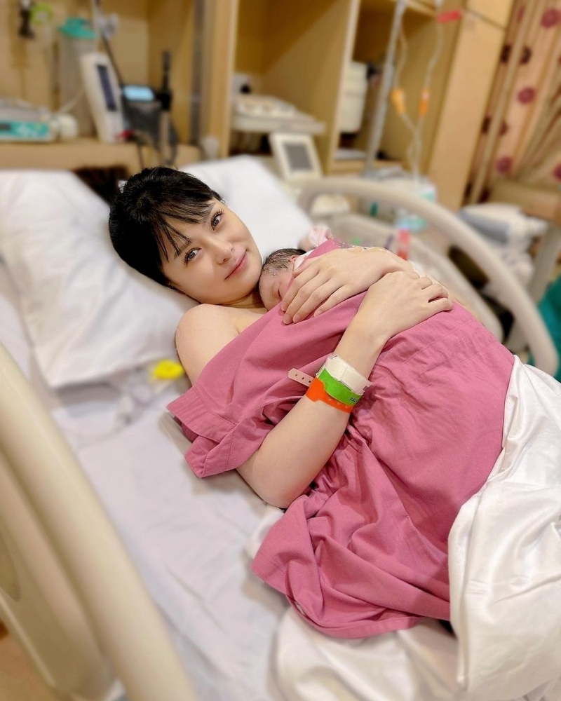胡佳琪顺利产女
