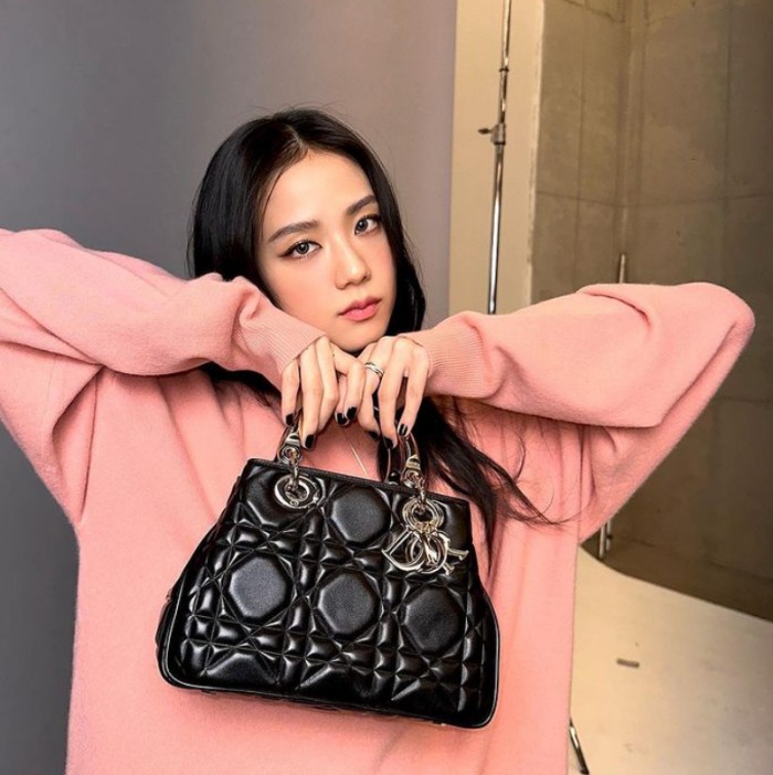 Blackpink jisoo拿的是lady 95.22 手袋