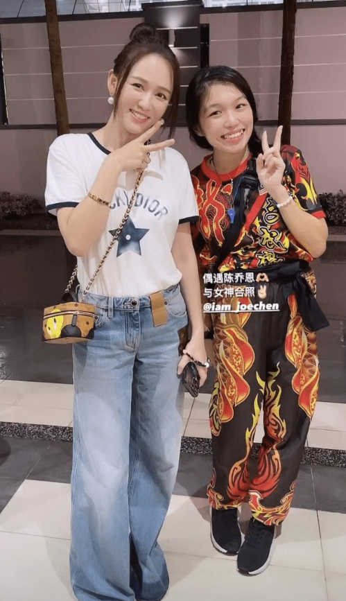 陈乔恩和粉丝合照