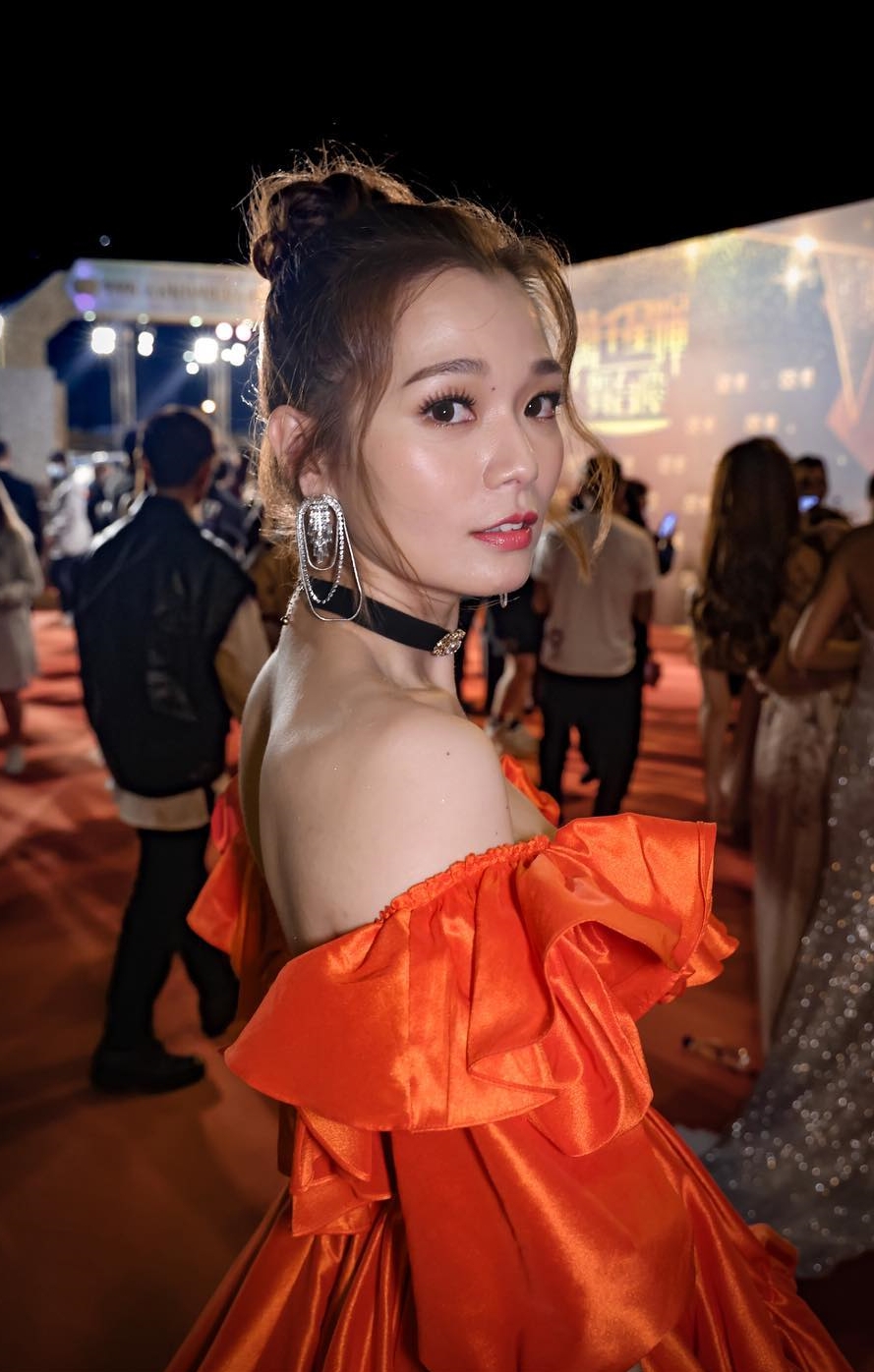 吕慧仪忘我跪拜TVB高层