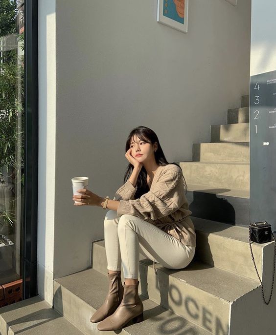 女生坐在楼梯