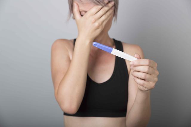 女人拿着验孕棒