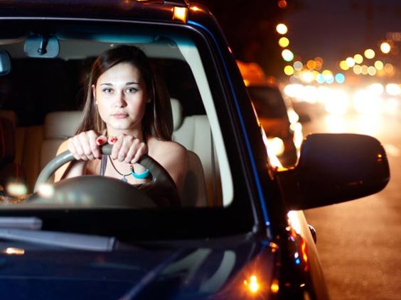 女性单独开车回家