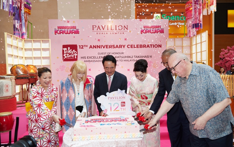 Cutting Cake